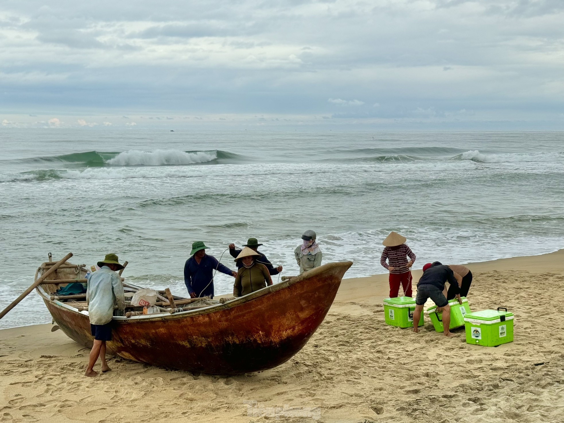 Mặc dù mức thu nhập sau những chuyến ra khơi trong mùa biển động cao hơn rất nhiều lần so với ngày thường, nhưng không phải ngư dân nào cũng dám “thi gan” với sóng dữ, bởi những bất trắc luôn rình rập...
