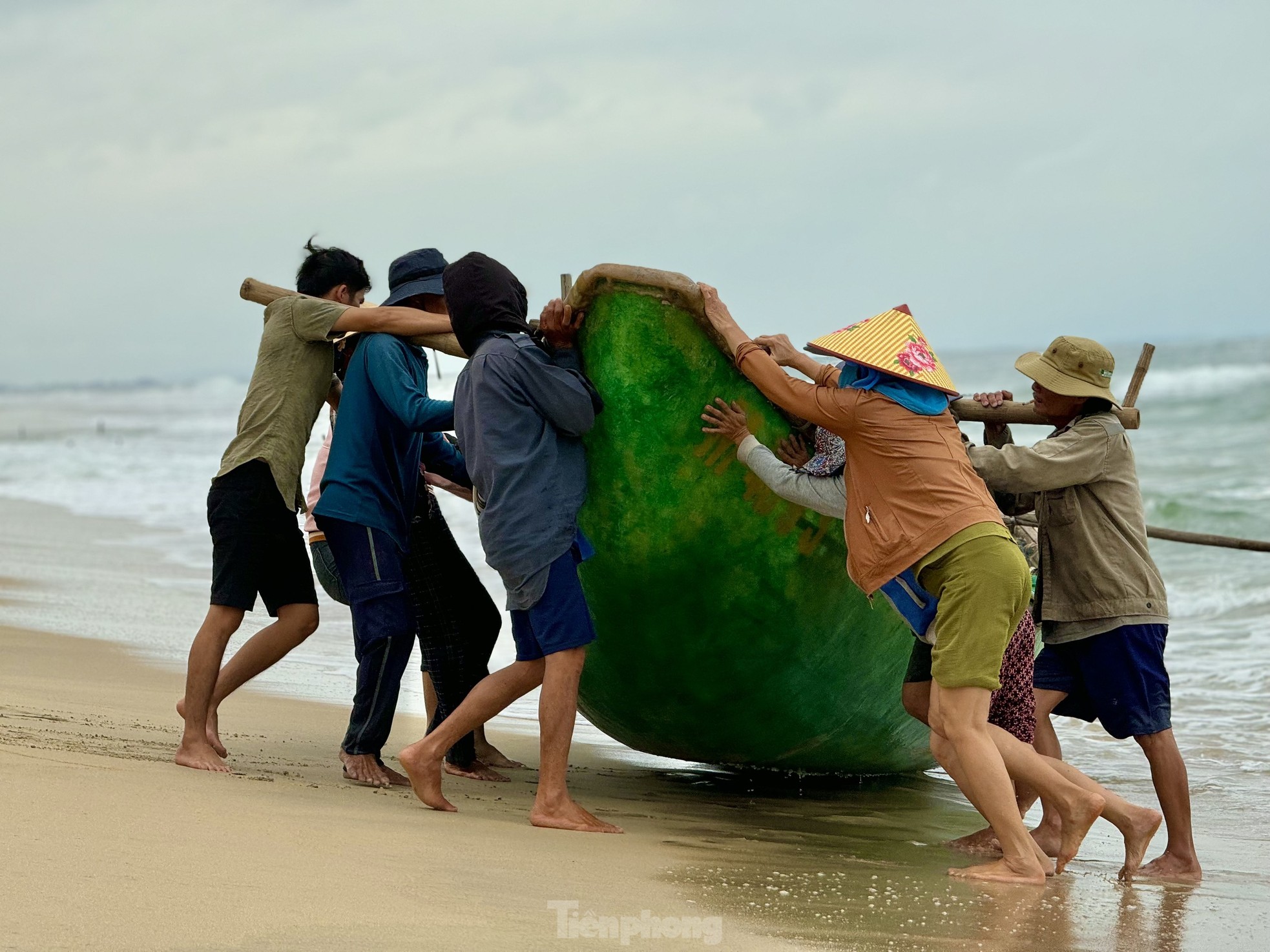 amp;#34;Thót timamp;#34; cảnh ngư dân vùng bãi ngang Quảng Ngãi thi gan với sóng ra khơi mùa biển động - 12