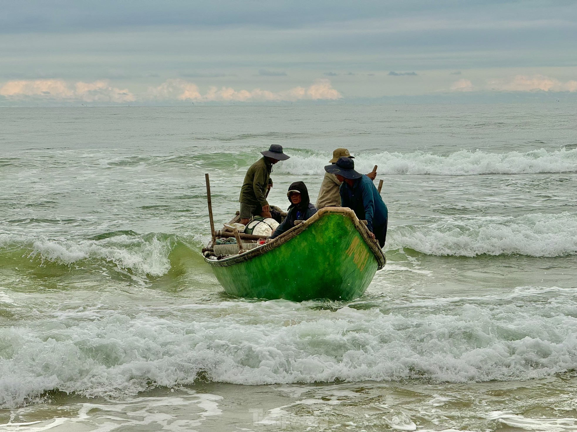 amp;#34;Thót timamp;#34; cảnh ngư dân vùng bãi ngang Quảng Ngãi thi gan với sóng ra khơi mùa biển động - 9