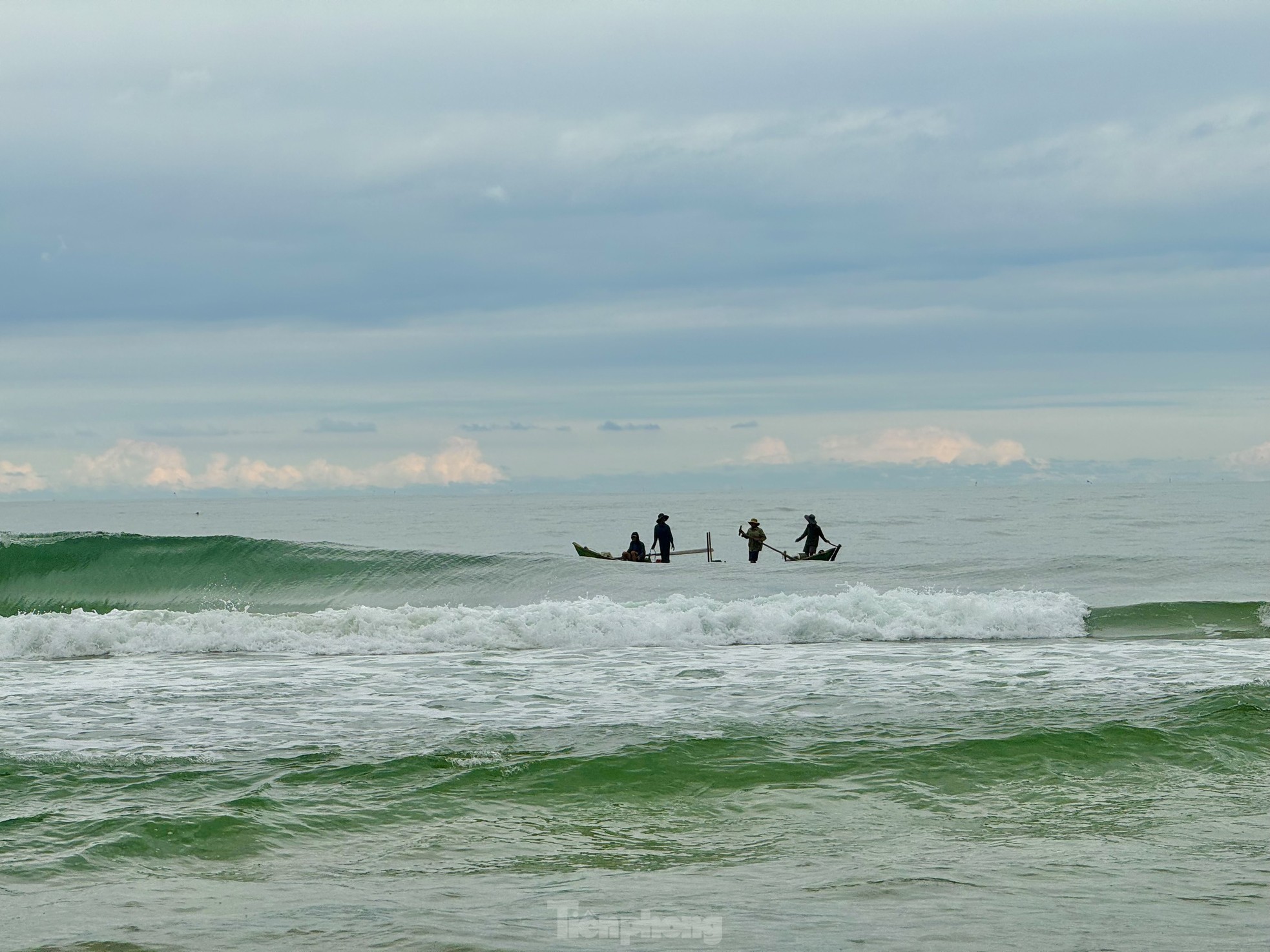 amp;#34;Thót timamp;#34; cảnh ngư dân vùng bãi ngang Quảng Ngãi thi gan với sóng ra khơi mùa biển động - 4