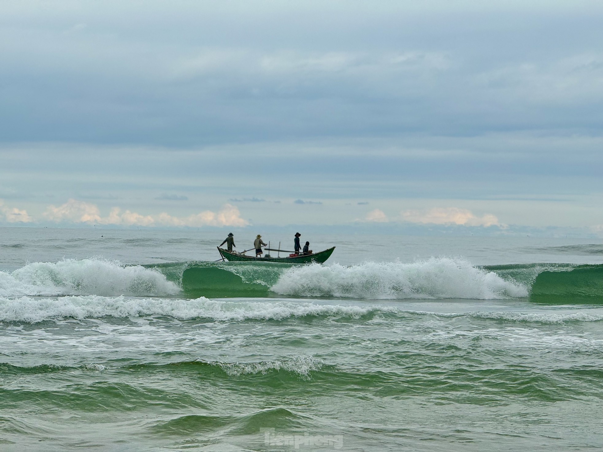 amp;#34;Thót timamp;#34; cảnh ngư dân vùng bãi ngang Quảng Ngãi thi gan với sóng ra khơi mùa biển động - 3