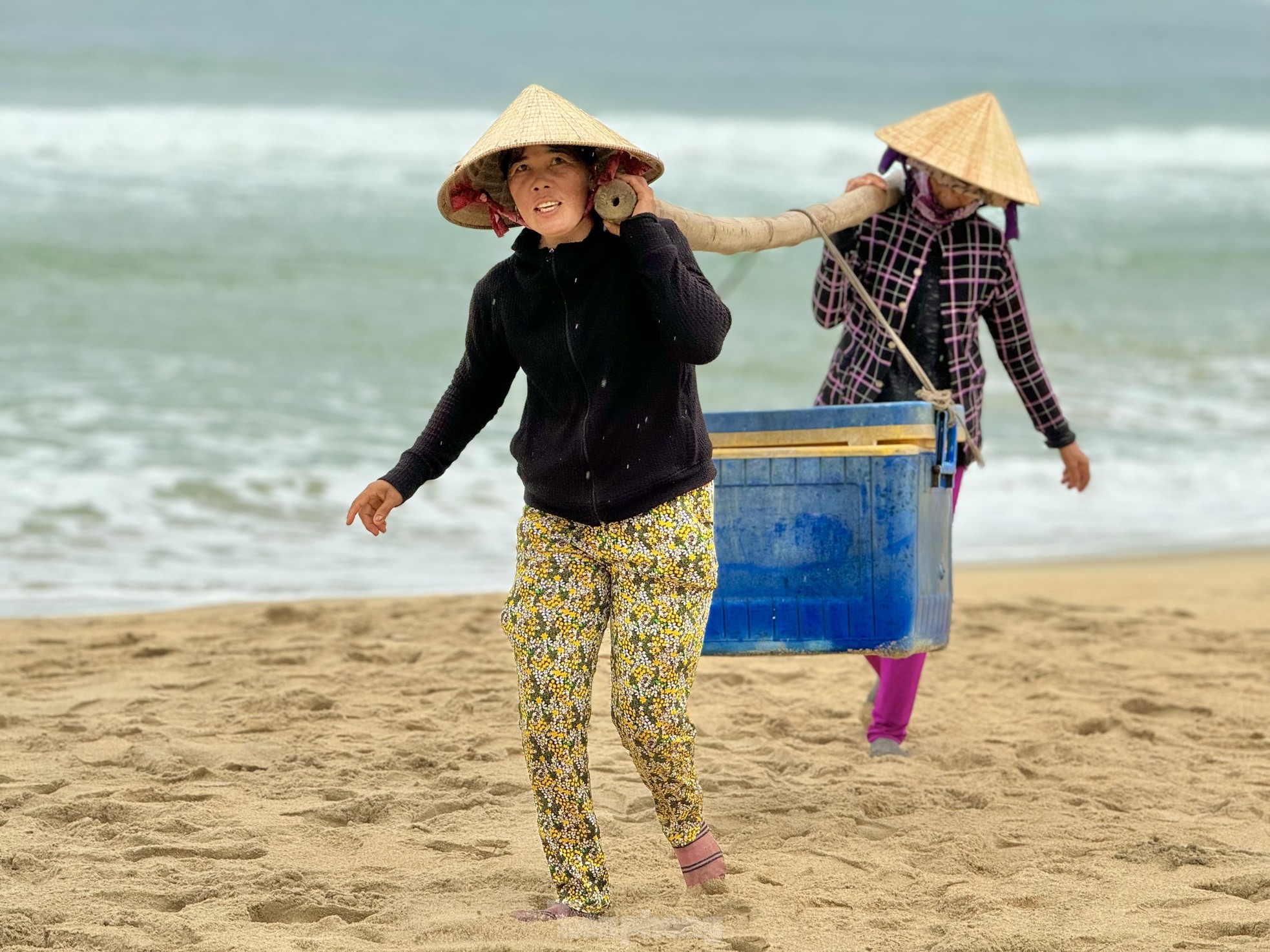 amp;#34;Thót timamp;#34; cảnh ngư dân vùng bãi ngang Quảng Ngãi thi gan với sóng ra khơi mùa biển động - 22