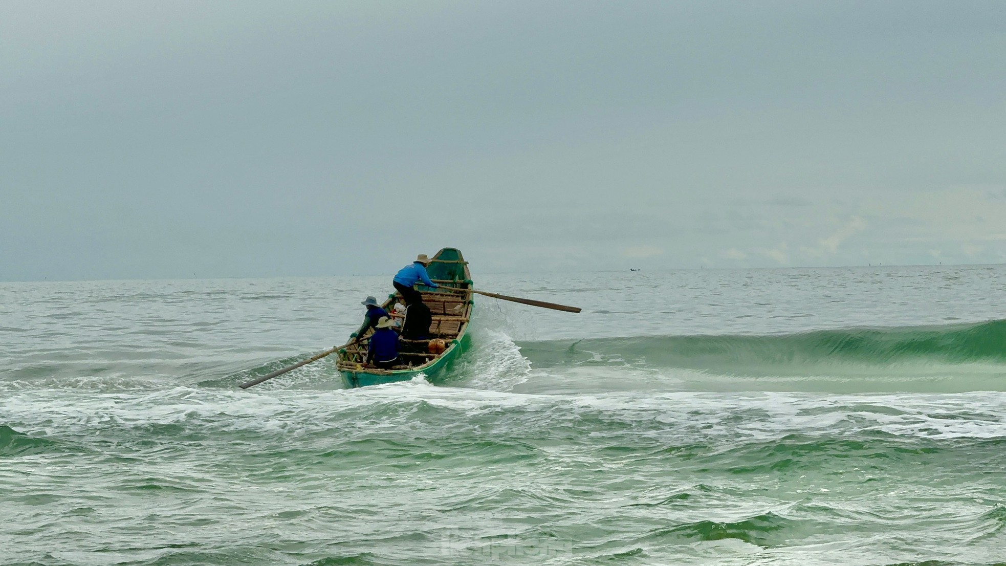 amp;#34;Thót timamp;#34; cảnh ngư dân vùng bãi ngang Quảng Ngãi thi gan với sóng ra khơi mùa biển động - 1