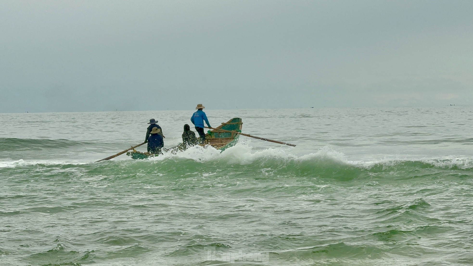 Theo các ngư dân vùng bãi ngang ven biển xã Đức Minh (huyện Mộ Đức, tỉnh Quảng Ngãi), sau mưa bão, biển động mạnh cũng là thời điểm cá và nhiều loại hải sản khác vào ở vùng biển gần bờ rất nhiều. Ngoài ra, khi thời tiết xấu thì giá hải sản cũng tăng cao, nên “kích thích” ngư dân ra khơi.
