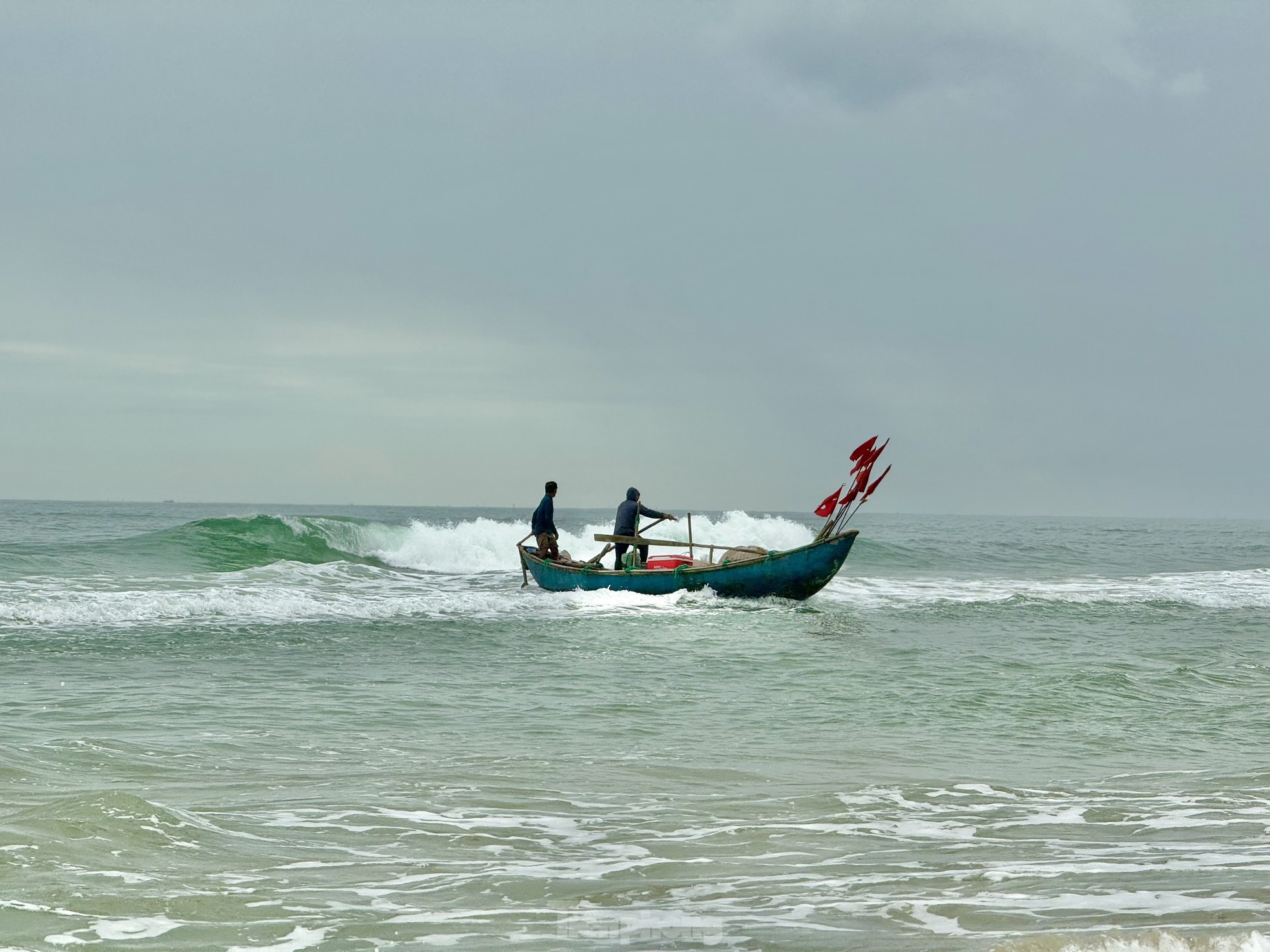 Để đưa được thuyền, ghe ra khơi các ngư dân nơi đây phải liều mình, “đánh cược tính mạng” vượt qua những cơn sóng lớn cao từ 3 - 5m, làm cho bất cứ ai chứng kiến phải lo sợ cho sự an nguy của các ngư dân.