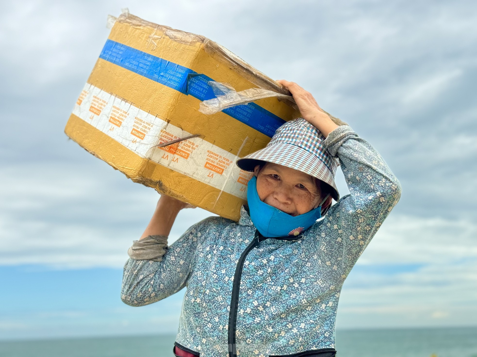 amp;#34;Thót timamp;#34; cảnh ngư dân vùng bãi ngang Quảng Ngãi thi gan với sóng ra khơi mùa biển động - 23