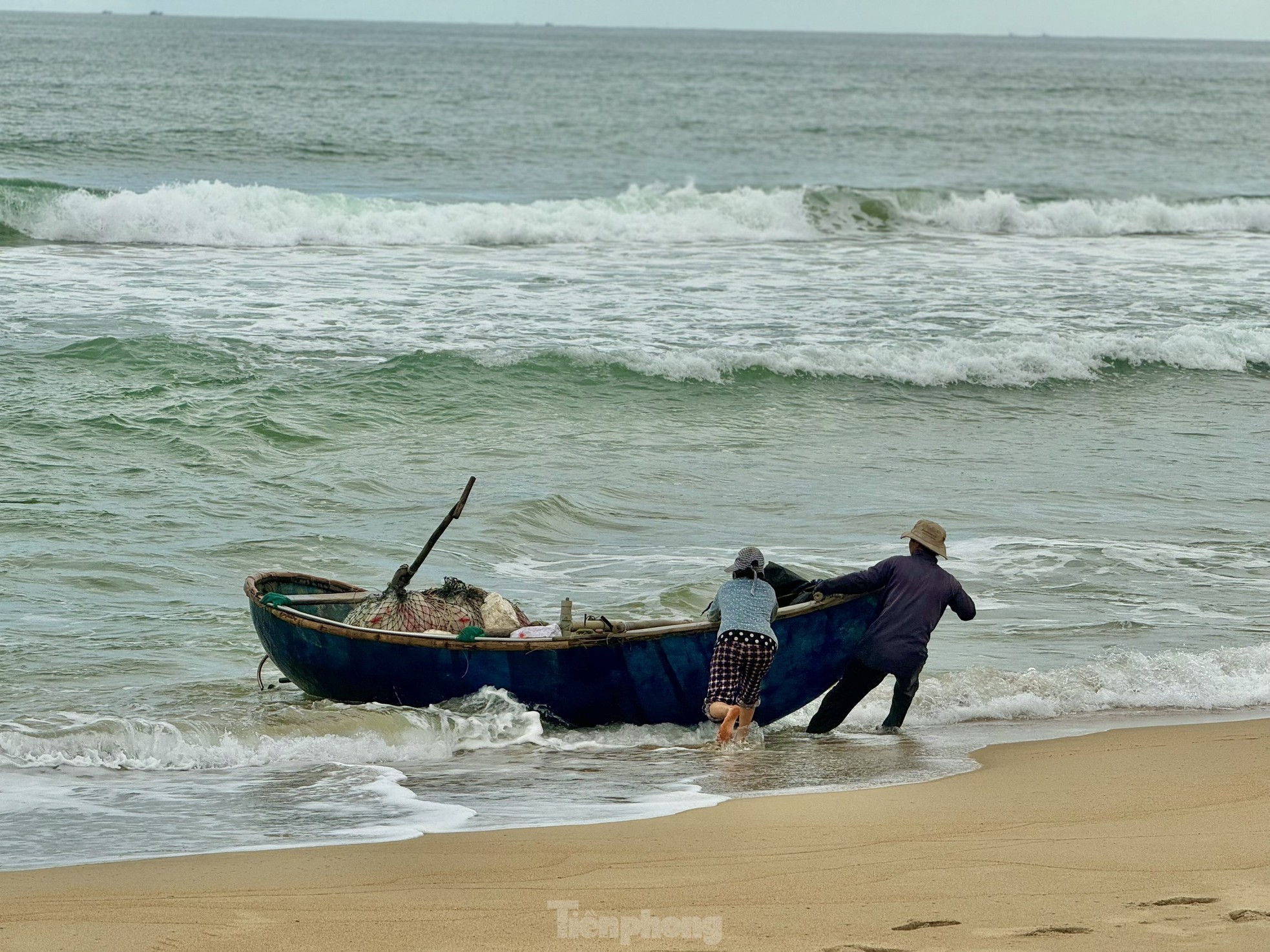 Đa phần những chiếc thuyền của ngư dân chỉ có công suất dưới 20 mã lực thường đánh bắt cách bờ chừng 5 hải lý. Thuyền nhỏ đi 1 - 2 người, thuyền lớn đi 5 người, họ chủ yếu là anh em hoặc người thân trong nhà.