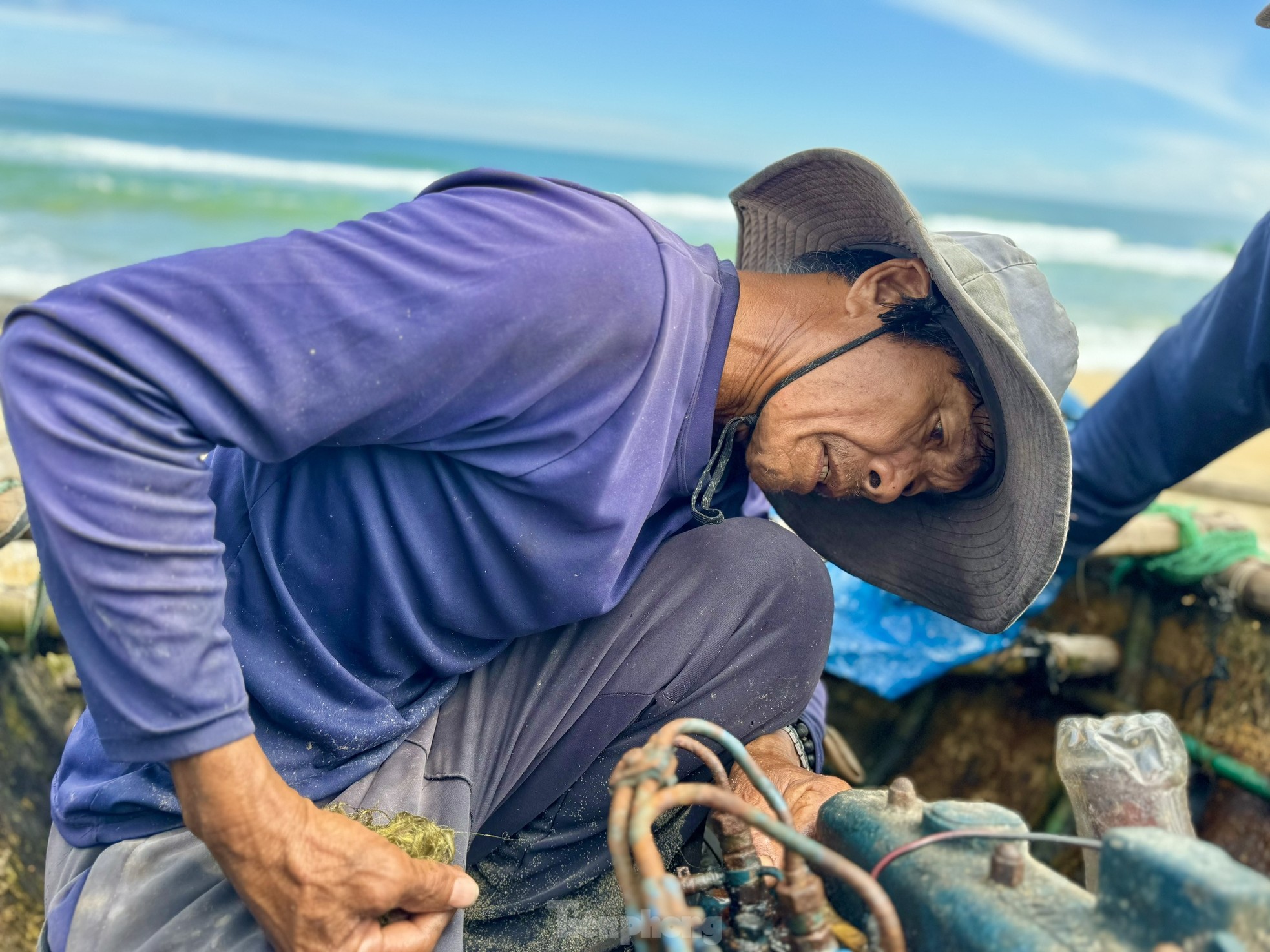 Đã có không ít vụ tai nạn đáng tiếc đã xảy ra, nhẹ thì lật ghe, trôi ngư lưới cụ, còn nặng thì ngư dân chúng tôi có thể đánh đổi bằng cả mạng sống và chuyện ra khơi bất thành không phải là chuyện hiếm, ngư dân Nguyễn Hiệu cho hay.