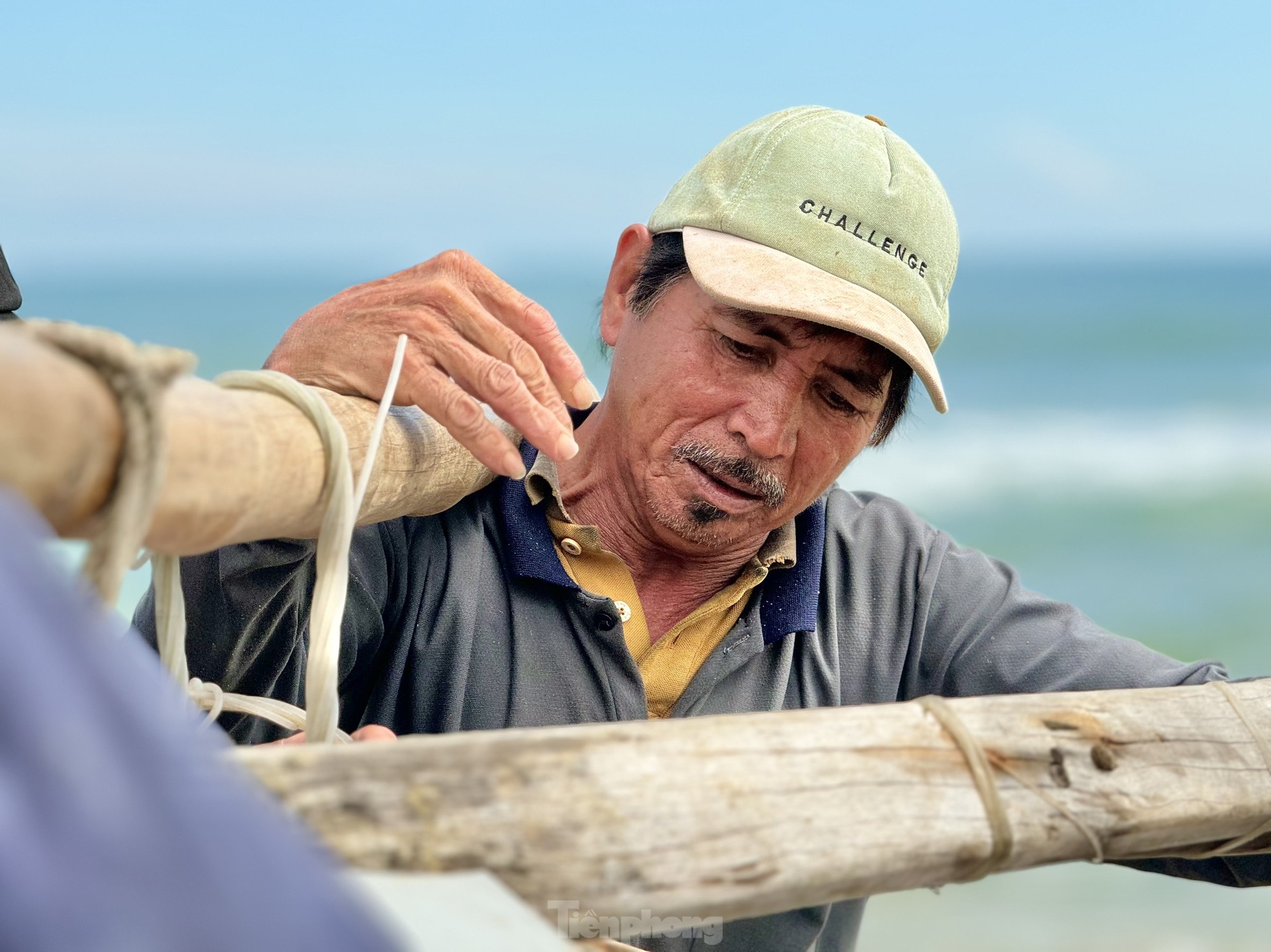 Ngư dân Trần Quyền (trú xã Đức Minh, huyện Mộ Đức) cho biết, đi biển mùa này vất vả, nguy hiểm lắm vì sóng lớn, nhưng đổi lại hải sản nhiều, giá thành cao nên ngư dân ở đây ai cũng ham.