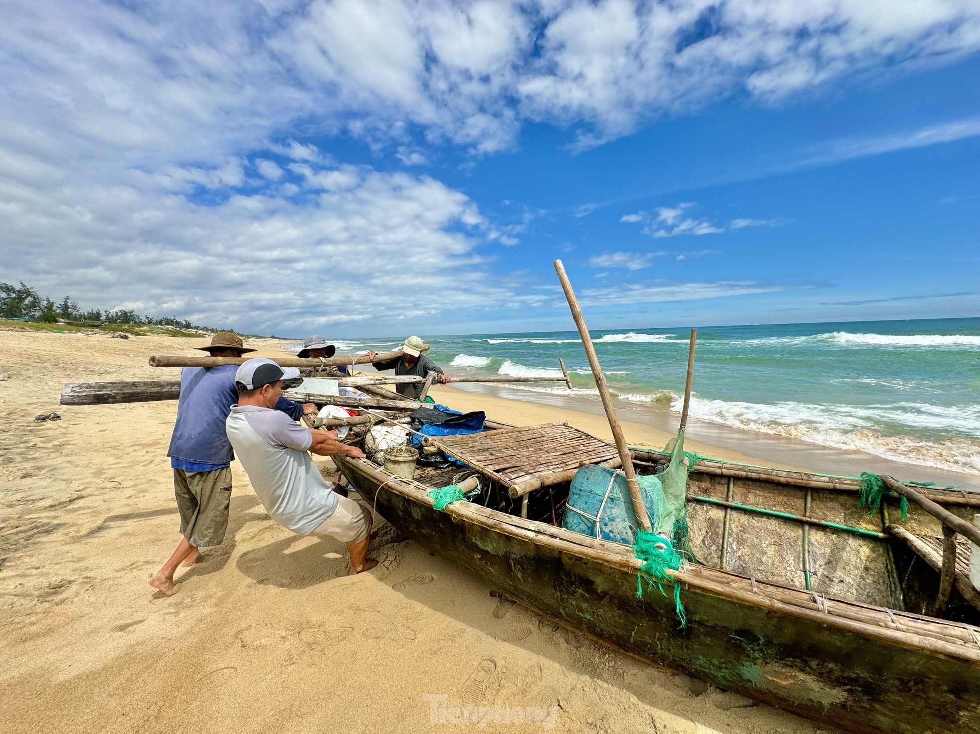 Trung bình sau mỗi chuyến ra khơi, một ngư dân có thể kiếm được từ 700 nghìn đồng - 1 triệu đồng, có hôm may mắn, trúng đậm mỗi ngư dân cũng kiếm được 2- 3 triệu đồng.