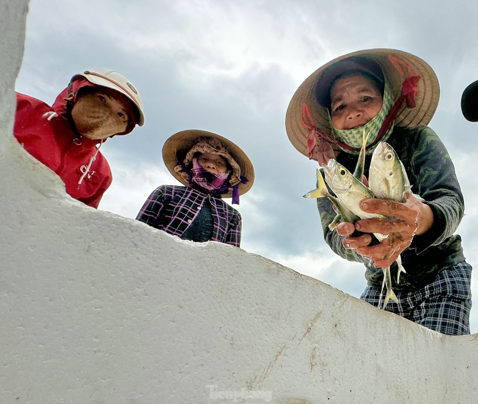 amp;#34;Thót timamp;#34; cảnh ngư dân vùng bãi ngang Quảng Ngãi thi gan với sóng ra khơi mùa biển động - 28