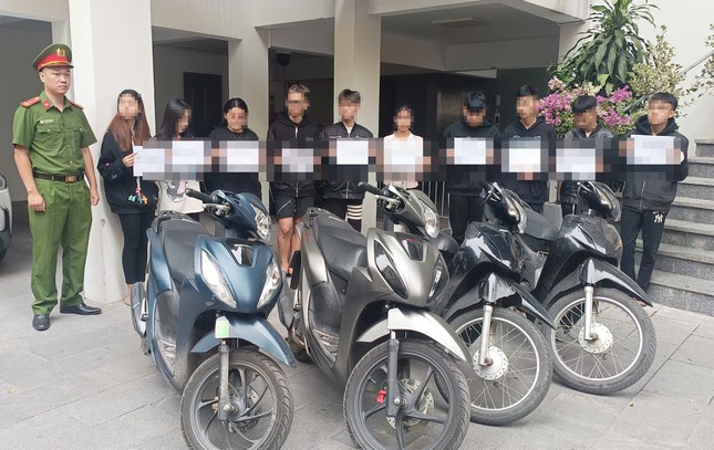 Nhóm quái xế tại cơ quan công an.