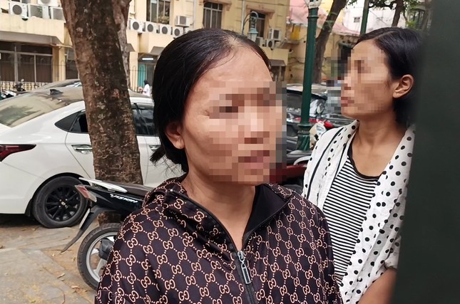 Bà L. có mặt trước cổng Công an quận Hoàn Kiếm (Hà Nội).