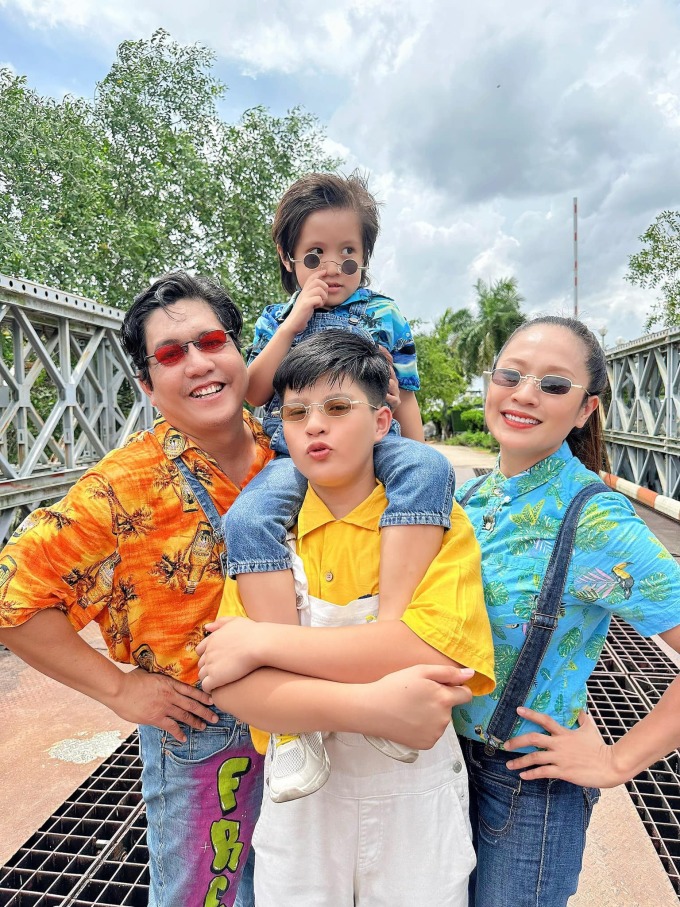 Vợ chồng Thanh Thúy - Đức Thịnh cùng hai con lên đồ sặc sỡ trong một chuyến đi chơi của gia đình.