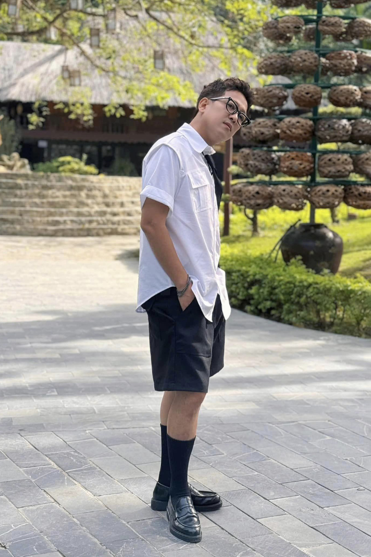 Diện sơ mi phối cùng quần shorts, giày loafer và đi tất cao, Trường Giang được khán giả khen trông như thần tượng Hàn Quốc. Trường Giang giảm cân xong điển trai quá; Phong cách này rất đẹp, anh Giang đeo kính cũng rất hợp; Thích anh Giang mặc đồ hợp mốt như thế này..., nhiều khán giả bình luận.