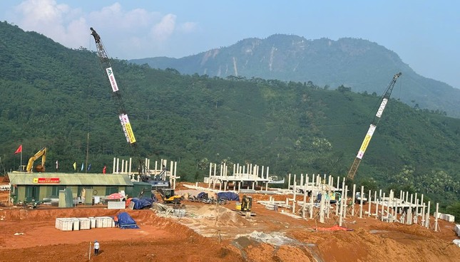 Máy móc, thiết bị được đơn vị thi công huy động để đẩy nhanh tiến độ xây dựng khu tái định cư Làng Nủ.