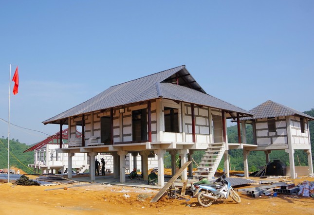 Ngôi nhà sàn của Làng Nủ dần hoàn thiện.
