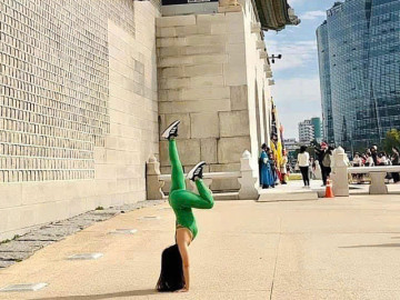 Khách Việt gây tranh cãi vì tạo dáng yoga tại cung điện Hàn Quốc
