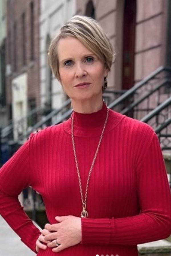 Cynthia Nixon không chỉ ăn quả nam việt quất mà còn sáng tạo ra nhiều cách chế biến chúng. Cô thường tự làm sốt nam việt quất tại nhà, thói quen mà cô đã duy trì suốt 5 năm qua. Ăn loại quả này thường xuyên giúp cô không chỉ duy trì được làn da mịn màng mà còn cung cấp cho cơ thể nhiều dưỡng chất có lợi khác.