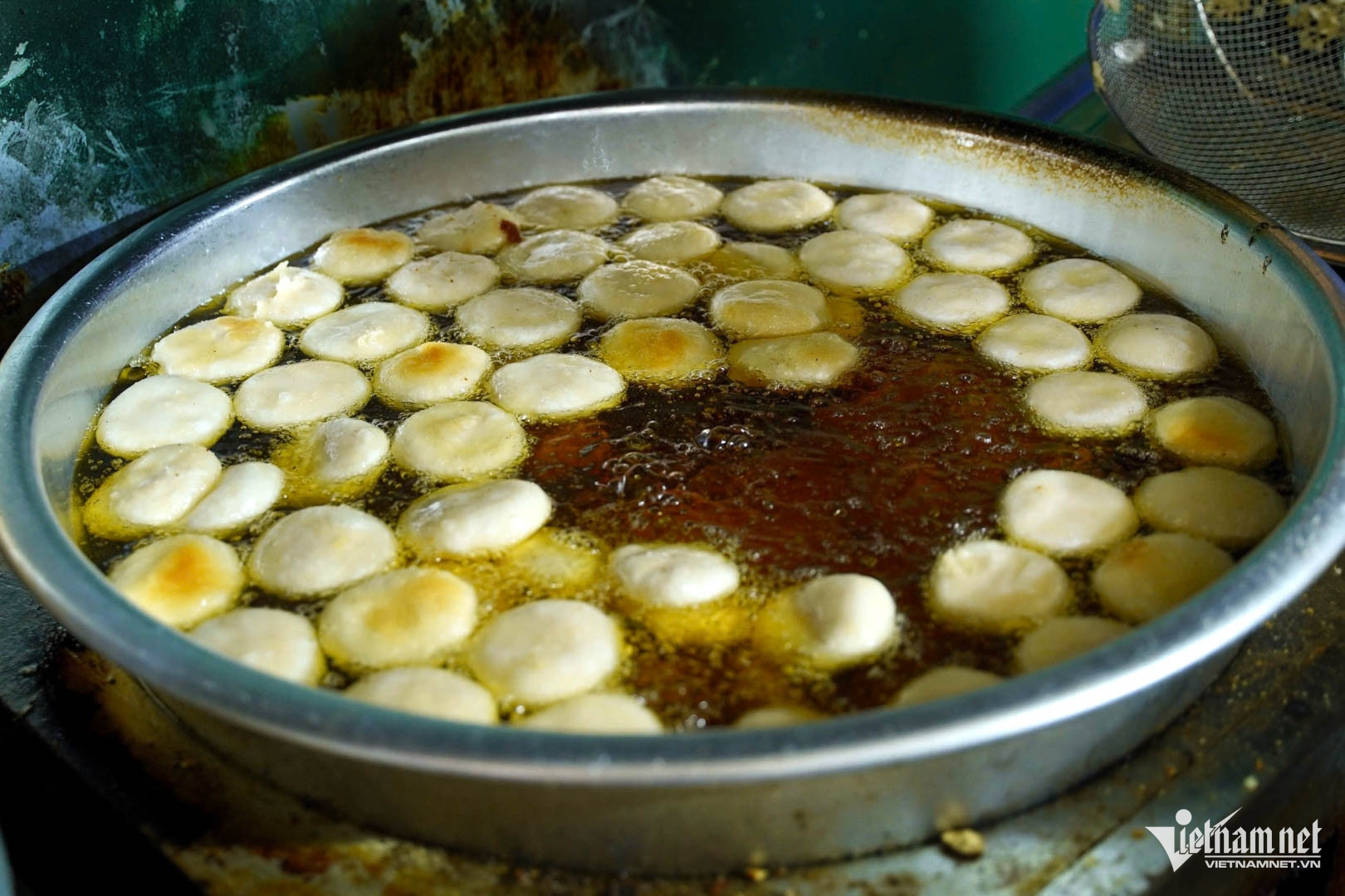 Quán 'siêu nhỏ' ngày bán vài nghìn chiếc bánh rán, khách đứng kín vỉa ...