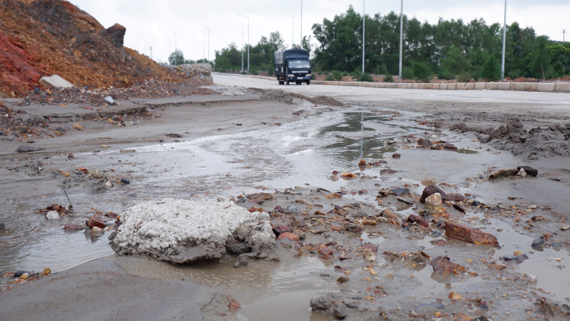Về giải pháp khắc phục, Ban quản lý dự án cho biết, trước mắt sẽ lắp đặt tối thiểu 3 vị trí camera tại phạm vi đoạn Km5+571 - Km6+410, vị trí dự kiến sẽ được bố trí lắp trên 3 trụ điện chiếu sáng đã thi công ở dải phân cách để theo dõi, giám sát quá trình sạt trượt để hỗ trợ việc xử lý khi xảy ra sạt lở.
