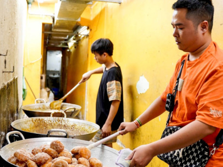Quán 'siêu nhỏ' ngày bán vài nghìn chiếc bánh rán, khách đứng kín vỉa hè chờ mua