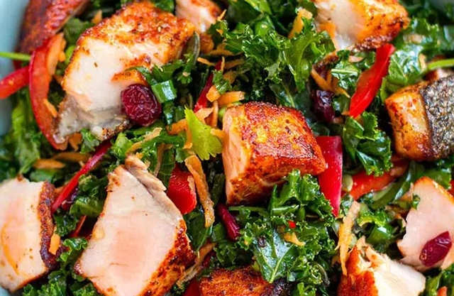 Salad cá hồi, đậu với cải xoăn