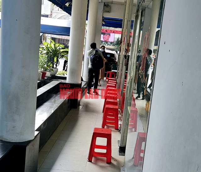 Khu vực chờ giao dịch vàng nhẫn tại công ty SJC cũng thưa vắng, đặc biệt, hôm nay khách có thể mua vàng miếng SJC hoặc vàng nhẫn từ vài lượng trở lên, có khách mua tới 7 lượng vàng SJC