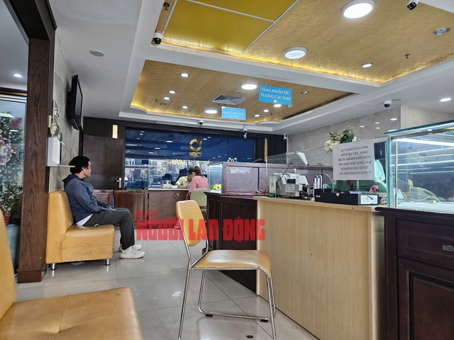 Khung cảnh này khác xa so với tình trạng xếp hàng chờ giao dịch vàng cũng tại công ty này vào tuần trước
