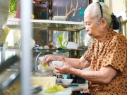 Quán kem xôi, chè Thái 40 năm đông khách của cụ bà U90 ở Hà Nội