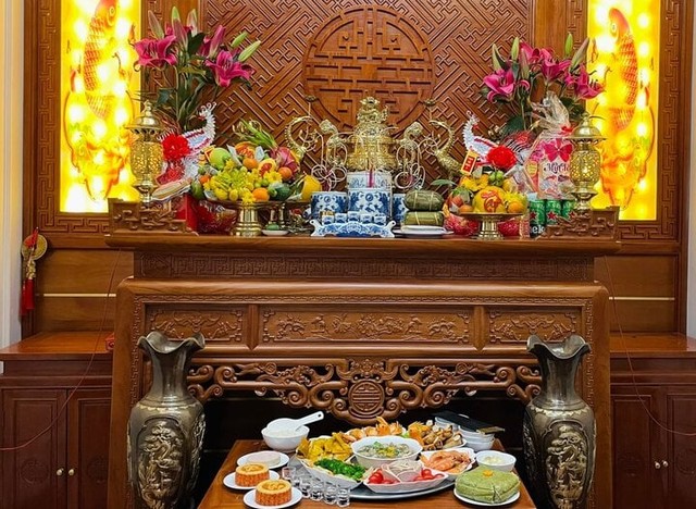 Cúng Rằm tháng Mười cầu nguyện Tổ Tiên luôn hiện diện và dõi theo và phù hộ cho con cháu. Ảnh internet