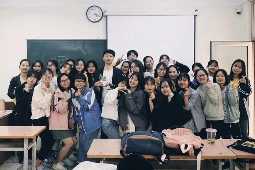 Anh Ko đang giảng dạy và quản lý dự án tại Trường ĐH Ngoại ngữ (ĐH Quốc gia Hà Nội) (Ảnh: NVCC)