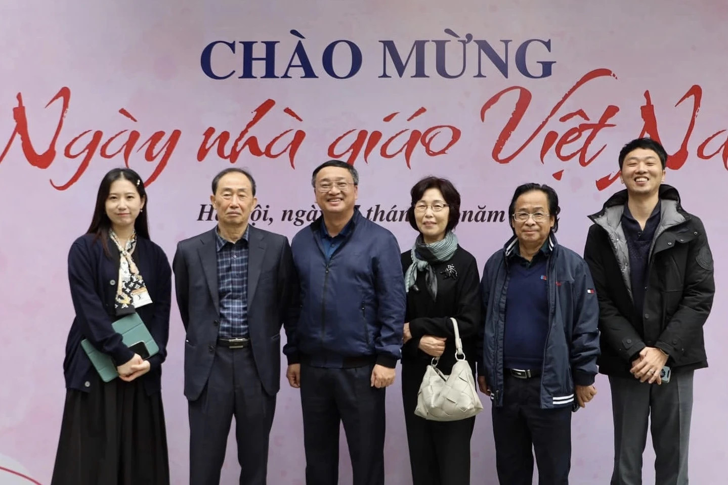 Anh Ko cùng các thầy cô giáo tại Việt Nam (Ảnh: NVCC)