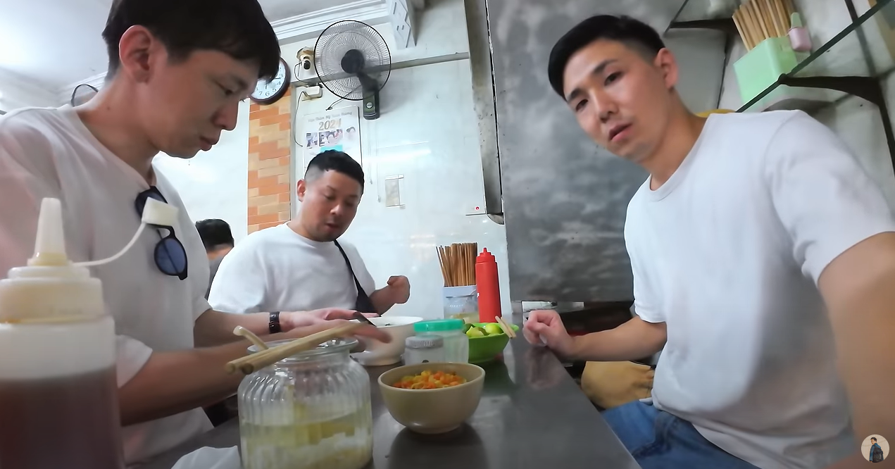Papaken (bên phải) dẫn 2 người bạn đồng hương đi ăn phở Hà Nội