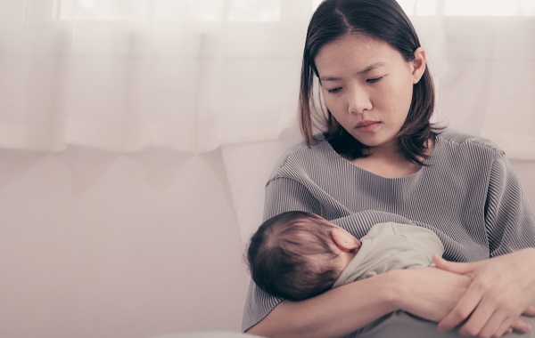Cảm xúc lo lắng, buồn bã kéo dài sau sinh có thể là dấu hiệu trầm cảm.