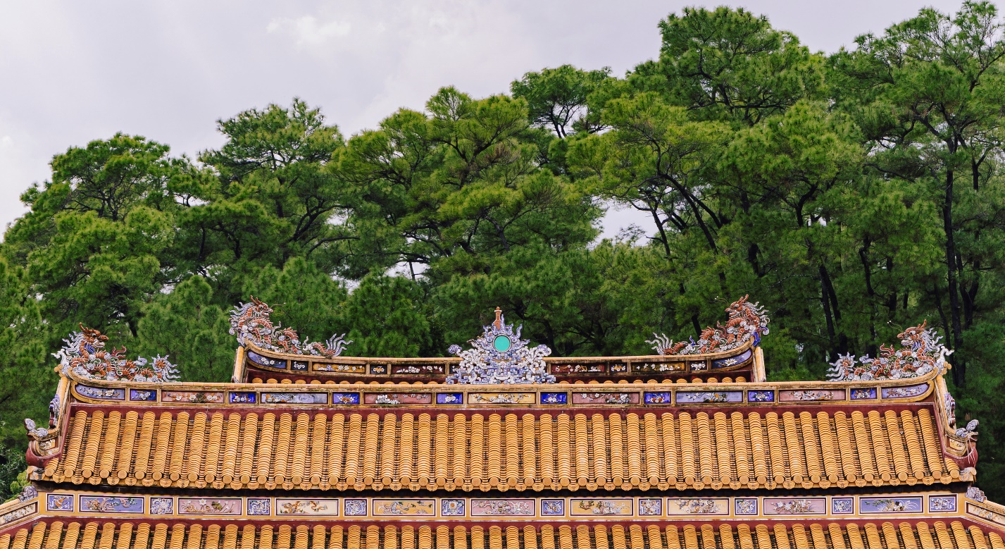 Lăng vua được bao quanh bởi rừng thông và cây cối xanh tươi, giúp thoát khỏi sự ồn ào của phố thị và mang lại cảm giác bình yên cho du khách.