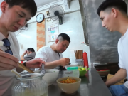 Lifestyle - Khách Nhật lần đầu ăn phở ở Hà Nội, nói một điều khiến cả nhóm bật cười