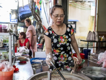 Lifestyle - Quán bún sung 40 năm ở Nam Định: Chỉ 10 nghìn/bát, hết veo cả tạ bún mỗi ngày