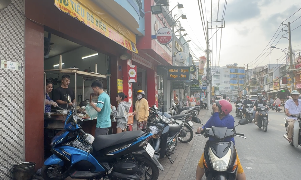 Quán hủ tiếu bò viên nổi tiếng 50 năm nay vẫn tấp nập thực khách chờ đợi để được thưởng thức tô hủ tiếu đậm chất người Hoa.