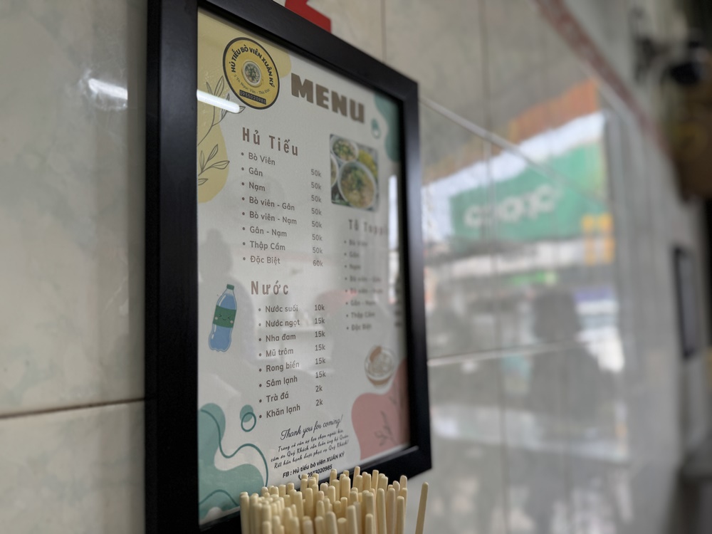 Bảng giá các món ăn tại quán được niêm yết rõ ràng từng bàn nên luôn được các thực khách thân quen tin tưởng.