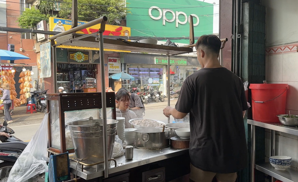 Ngày nay, quán cô cũng đã bắt đầu chuyển giao dần cho thế hệ con cháu để tiếp nối truyền thống gia đình.