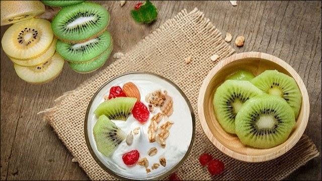 Dùng kiwi như một món tráng miệng thơm ngon.