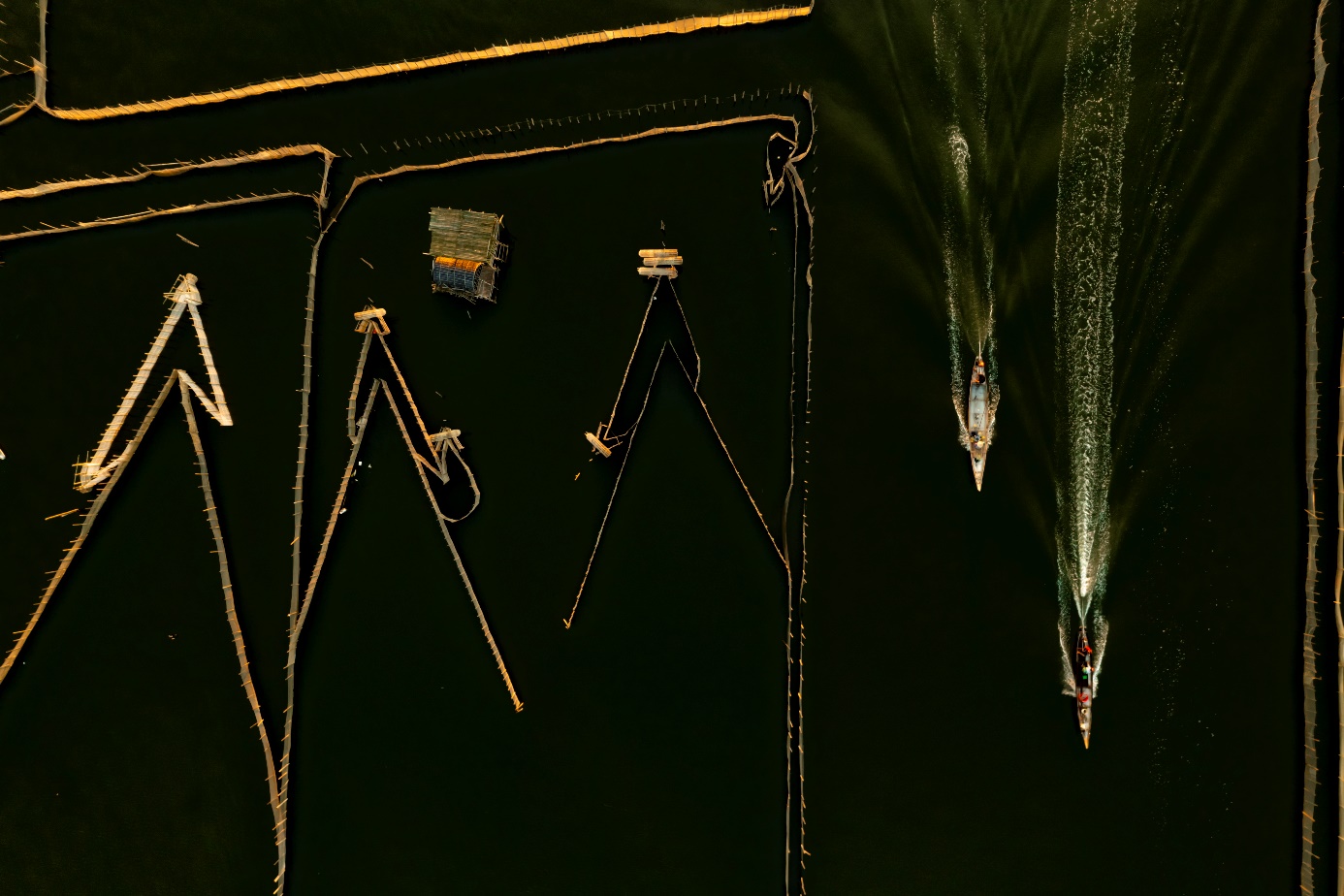 Có thời gian du lịch Huế, du khách sau khi tham quan các địa điểm ở trung tâm thành phố muốn tìm về với thiên nhiên, với sông nước để chiêm ngưỡng cảnh đẹp, thưởng thức các món đặc sản địa phương...