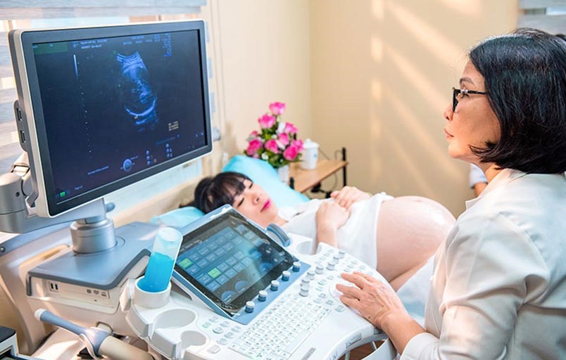 Thai phụ mang song thai cần thường xuyên đi khám đúng lịch tại cơ sở y tế có đầy đủ phương tiện chẩn đoán hiện đại...