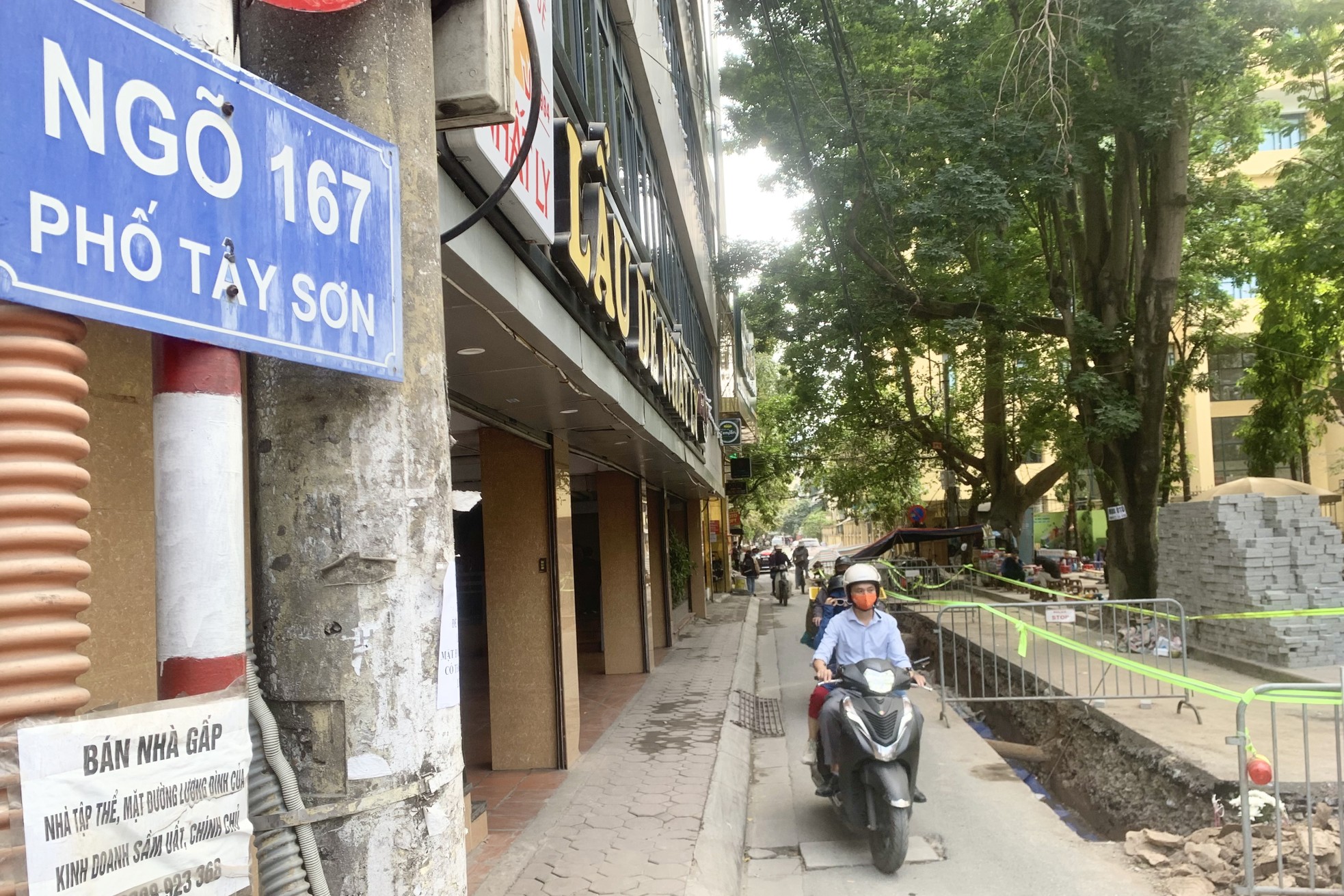 Lãnh đạo UBND quận Đống Đa (Hà Nội) cho biết, trong quá trình thi công hạ tầng kỹ thuật ở ngõ 167 Tây Sơn, các công nhân phát hiện nhiều bộ hài cốt nằm ở độ sâu khoảng 1m, chính quyền đã yêu cầu các đơn vị tạm dừng thi công chờ phương án giải quyết. Tính đến ngày 21/11, các đơn vị đã xác định được gần 150 bộ hài cốt trong ngõ 167 Tây Sơn.