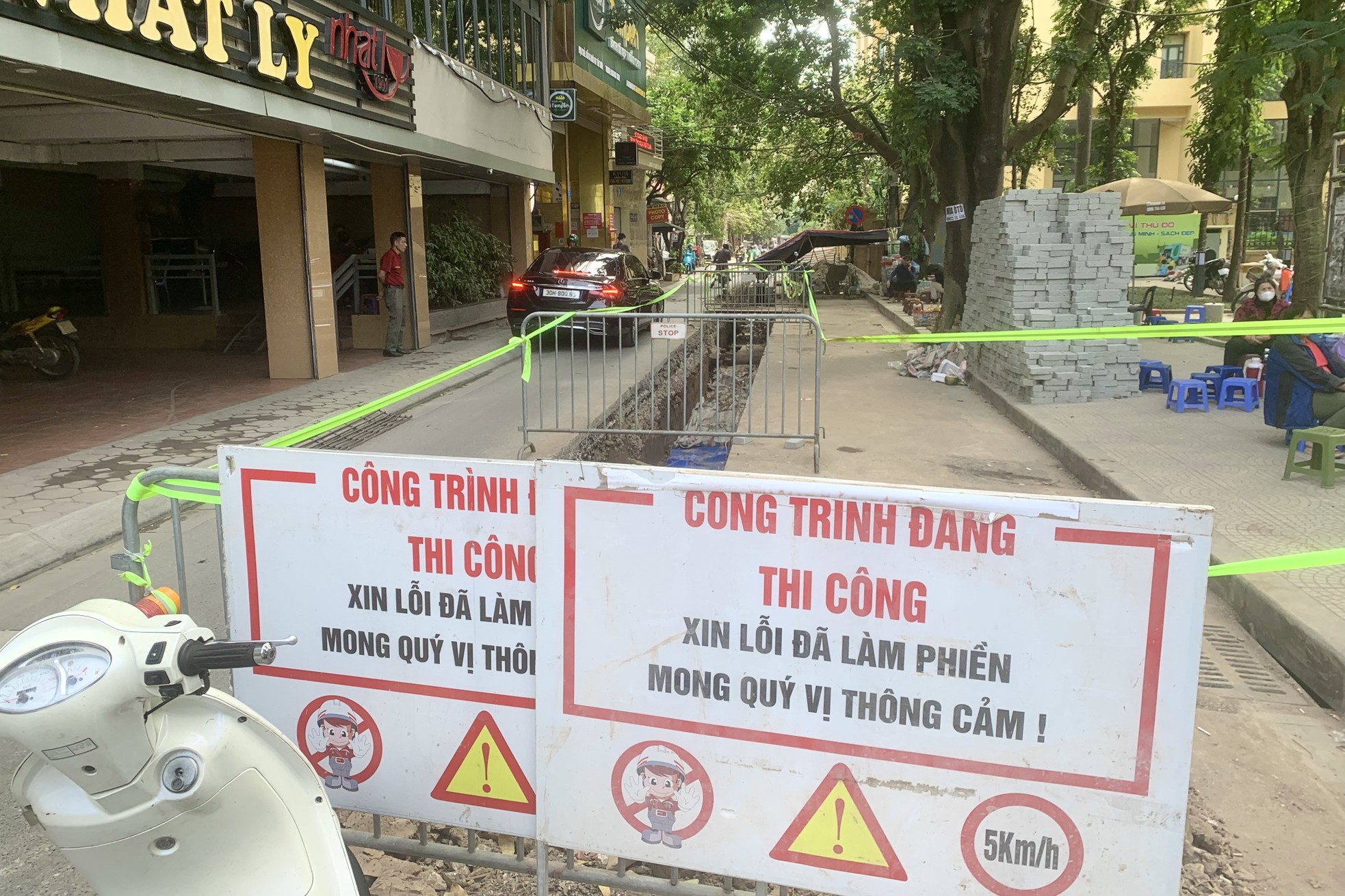 Khu vực thi công được dựng barie, chăng dây phong tỏa, rào chắn cẩn thận, đảm bảo an toàn cho người dân đi lại trong ngõ.