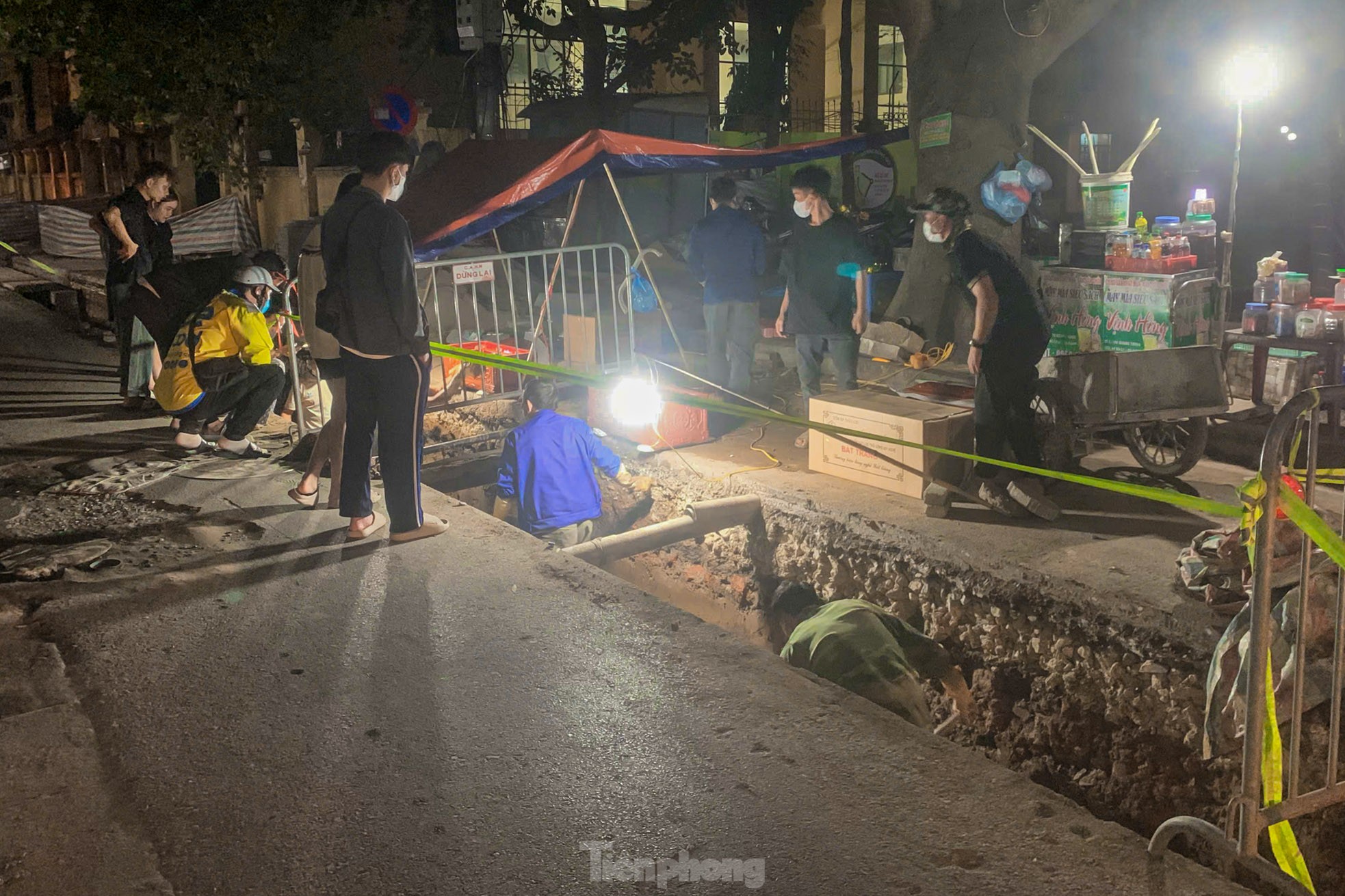 Việc di dời các bộ hài cốt được nhóm công nhân thực hiện trong đêm.