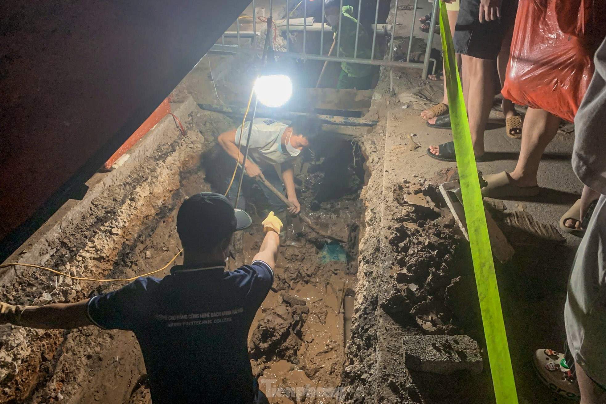 Hiện nay, dự án cống thoát nước trong ngõ 167 Tây Sơn đang tạm dừng thi công. Công trình được lực lượng chức năng rào chắn cẩn thận, đảm bảo an toàn cho người dân đi lại trong ngõ. Những bộ hài cốt được tập kết, phủ bạt bên đường để chuẩn bị di chuyển tới nơi khác.