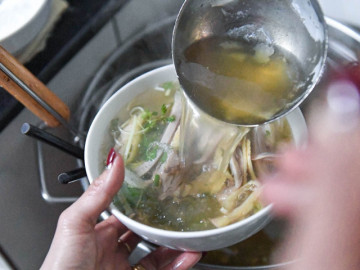 Top 5 quán phở gà ngon ở Hà Nội, giá 160.000 đồng/bát vẫn hút khách thưởng thức