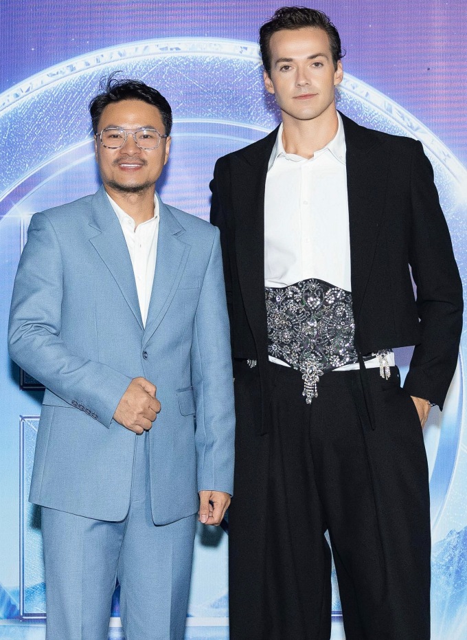 Mr World 2019 - Jack Heslewood Reigning (phải) cùng đạo diễn Hoàng Nhật Nam.